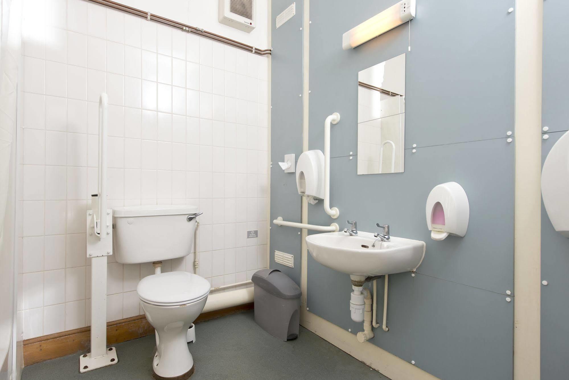 Yha Medway Hostel Gillingham  Bagian luar foto