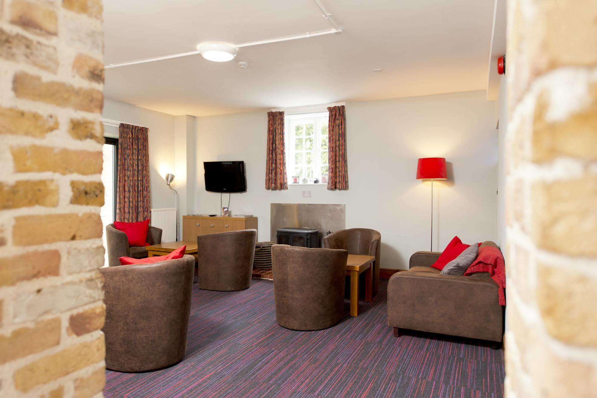 Yha Medway Hostel Gillingham  Bagian luar foto