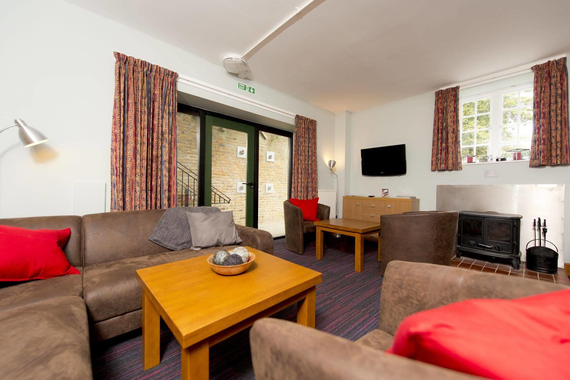 Yha Medway Hostel Gillingham  Bagian luar foto